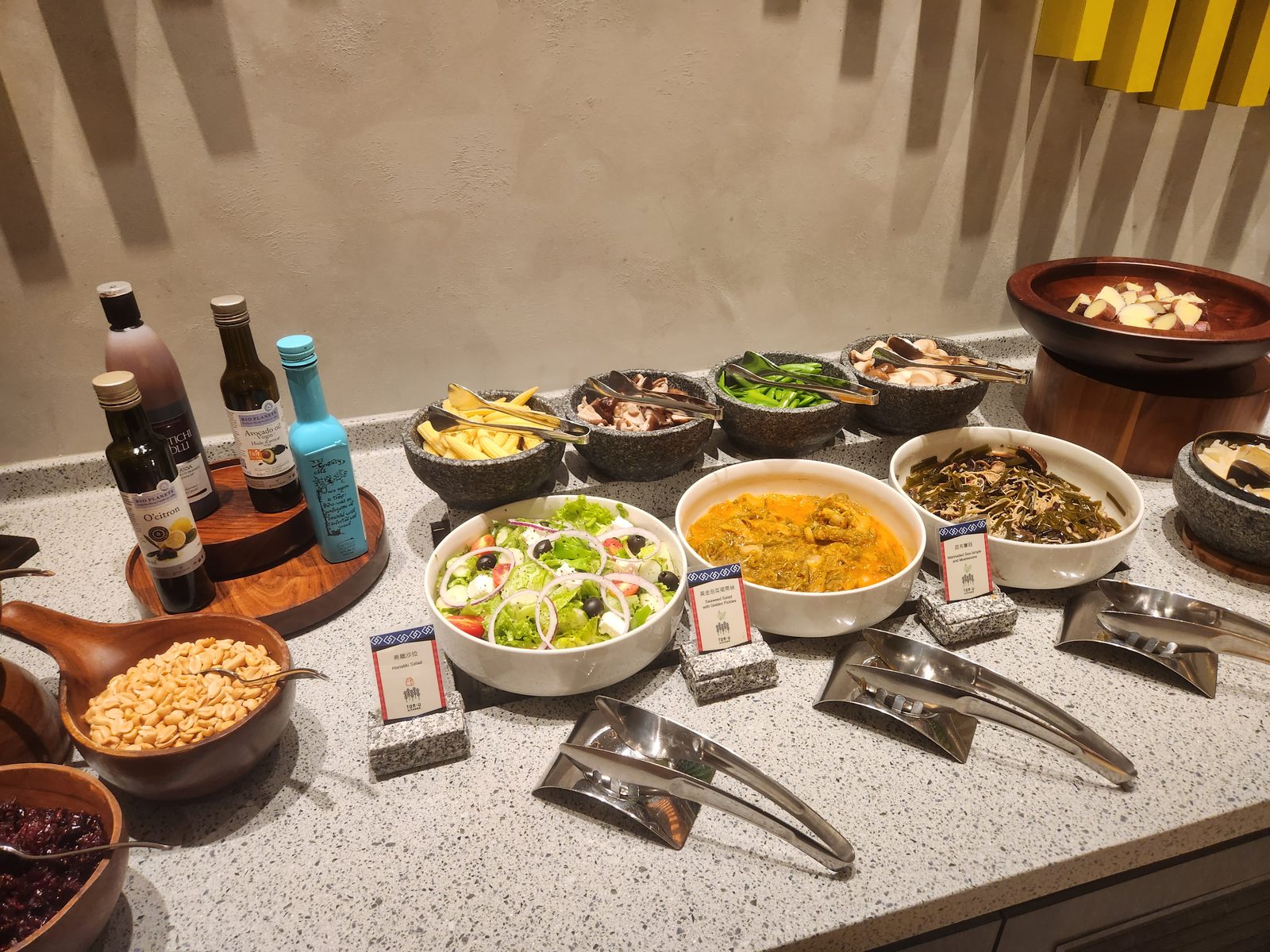 早餐冷盤區的希臘沙拉、涼拌菜與各式油醋瓶