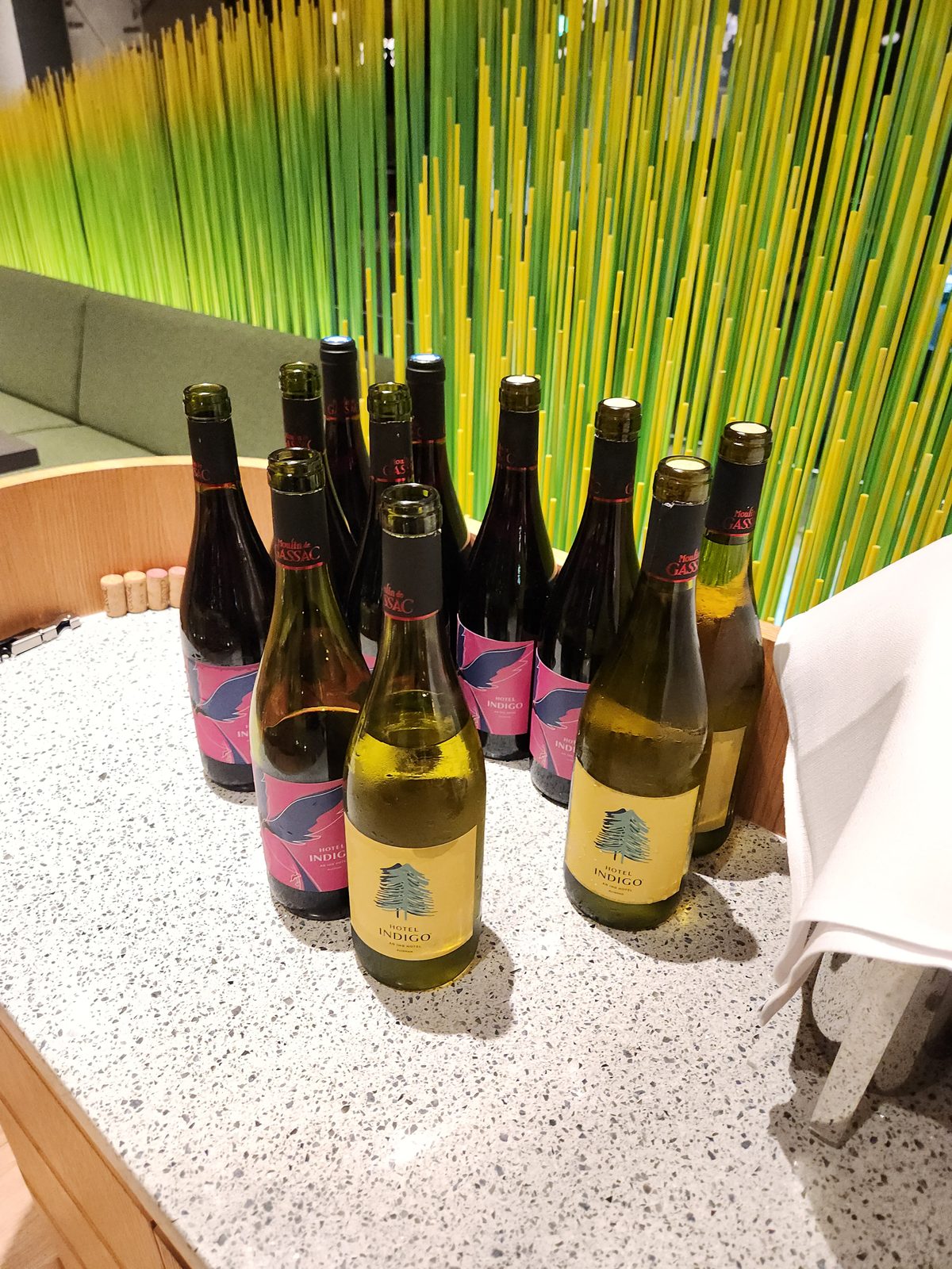 木質酒車上一排印有酒店名稱酒標的葡萄酒