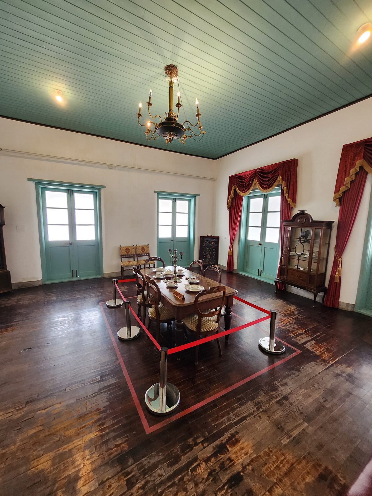 德記洋行室內復刻的洋行餐廳場景,木餐桌與吊燈