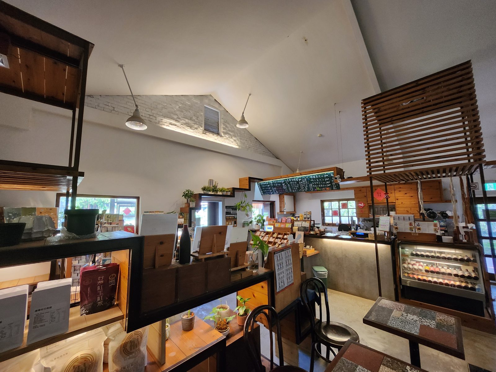 樹屋咖啡挑高白色室內,木層架商品與甜點冷藏櫃