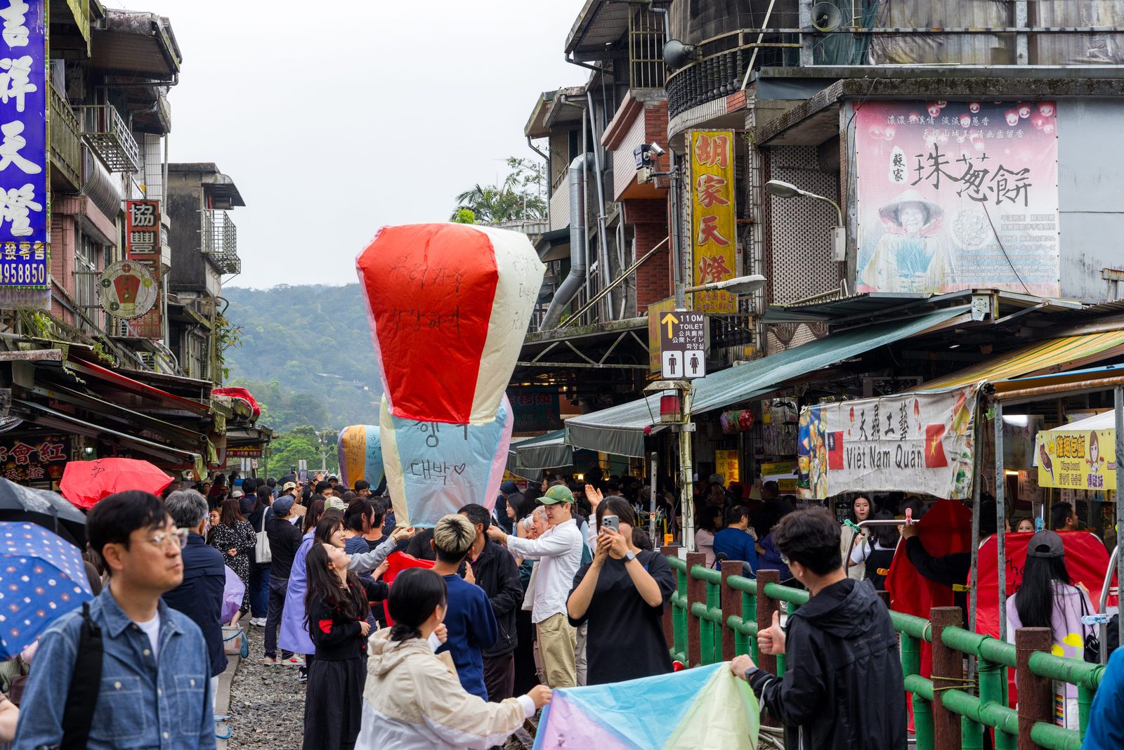 十分老街放天燈